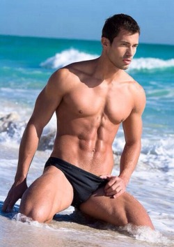 hunkopedia:  Follow Hunk’o’pedia for more hot guys!