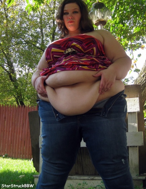 subtlefeeder:  starstruckbbw:  Spamming you with more photos of my soft belly! <3 Hope everybody is doing fabuloussssss  Star is really shining!  Those jeans are fitting mighty good these days 