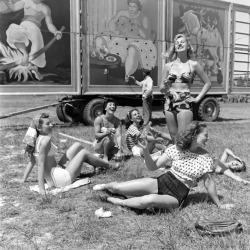 elvislikesmydress:Circus girls,Ringling Brothers’ Circus, c.1940