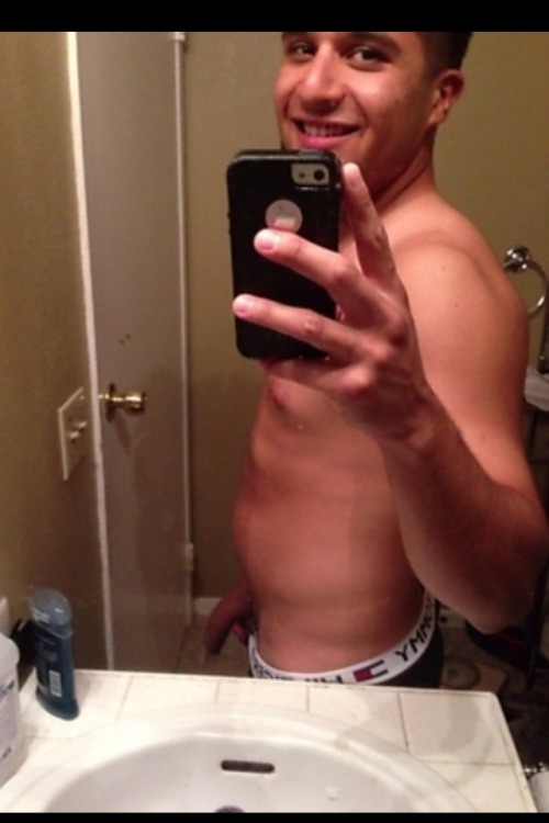 collegeguykingdom:  Skout tricks! Submit your own straight guy tricks! Unthunger@yahoo.com