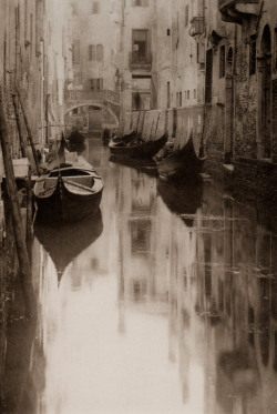 redguitarrr:  Venetian Canal by Alfred Stieglitz 1897 