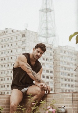 luz-natural: Muscled tattoos  @crisfaluba by @cesardutra