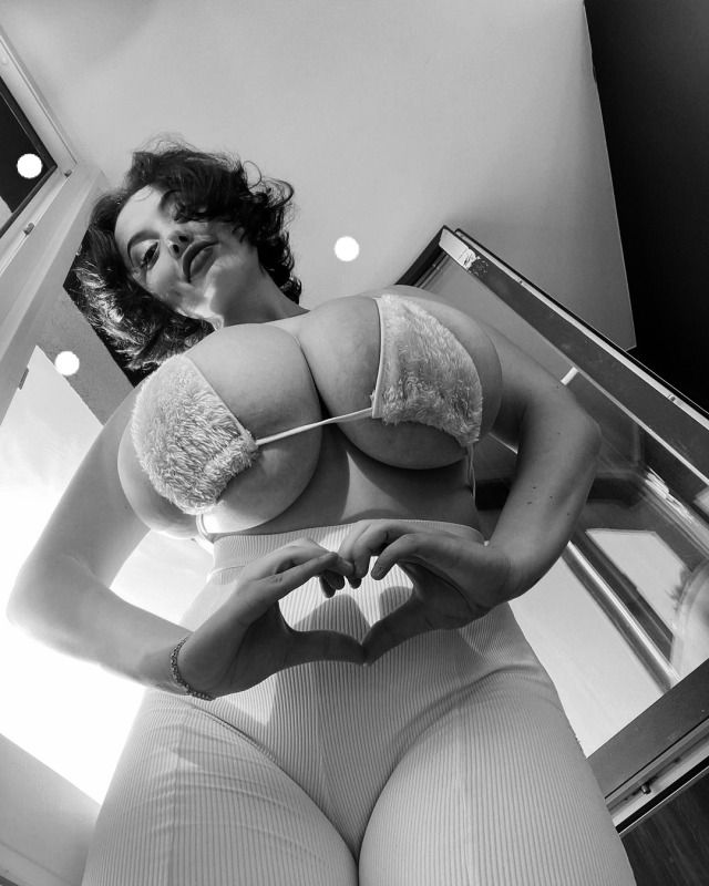 titten666:Milada Moore Titten Voluptuous Milada Moore Titten