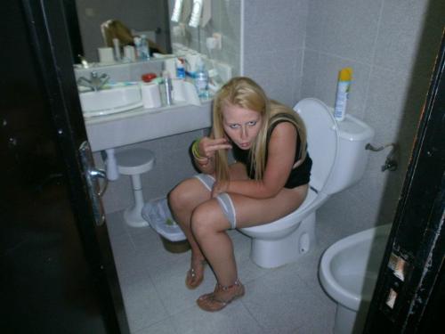 dimitrivegas:  Girls taking shits