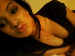 nudeindiangirlsposts:  Desi beauty with big bust wants a kiss