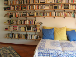 (via yo–te–cielo, bookshelves)