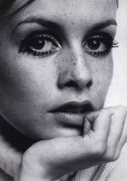 thatofficial70show:   Twiggy photographed by Ronald Traeger,