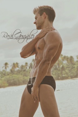 grabyourankles:  Raùl González by Edwin J Lebron