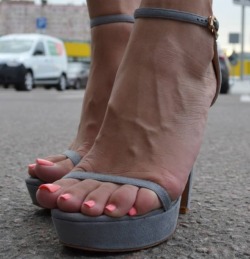 crazysexytoes:  Gorgeous toes. 