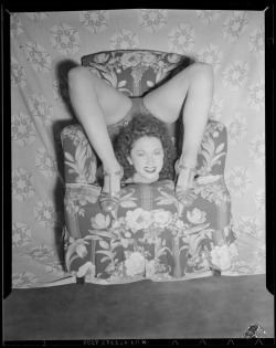 weirdvintage:  Unknown contortionist woman, c. 1940s-1950s (by