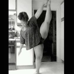 lannecarrington:  They say big gals can’t dance or be flexible?