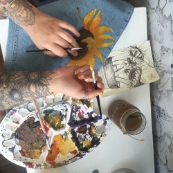 hollysunflower:  Spending my Monday painting sun flowers onto