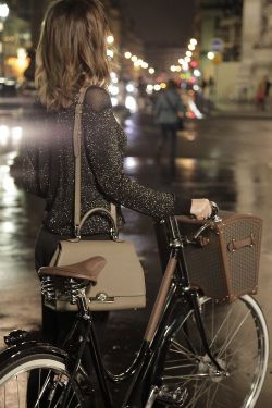 girls-on-bicycles:  Girls On Bicycle 
