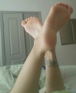 jeaninealexander11:  My soft soles  I need lick your soles and