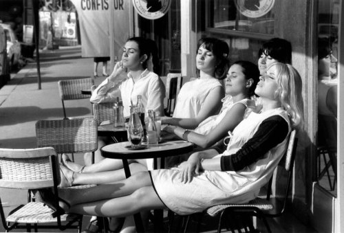 Robert Doisneau - Les coiffeuses au soleil Paris 1966.https://painted-face.com/