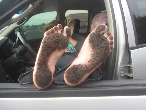 femaledirtyfeet:  Female barefoot girl getting her soles nice
