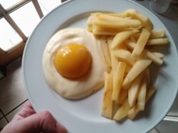 omgtsn:  laughingsquid:A Healthy Breakfast of Yogurt, Peach,