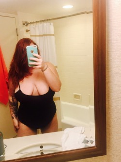 southernjaybird:  curiouswinekitten2:  hotel louvre cleavage