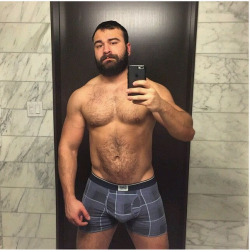 themightytrustkrusher:  guysthatgetmehard2:  bulge (guys that