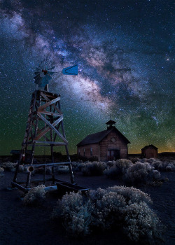 coiour-my-world:Oregon Homestead under the Stars ~ Rick Parchen