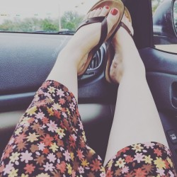 glitterandbokeh:  feet 👣 on the dash always