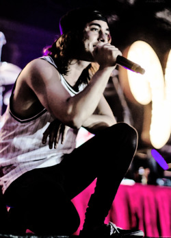 wineunnie:  Favourite pictures of Vic Fuentes live↳ [17/20]
