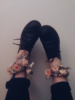 hovseofflowers:  Ankle shackles