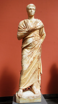 art4gays:  myglyptothek: Statue of a young man in cloak. From