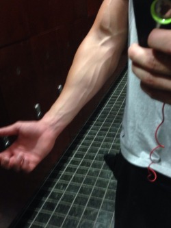 swollton:  jlayton4:  swollton I can get the vascularity from