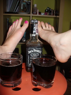 jack-daniels-doll:  look, i’m having a party with hellmetic