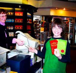 helenation:  A young Daniel Radcliffe with the books Fantastic