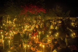 unrar:  People celebrate the Day of the Dead among graves at