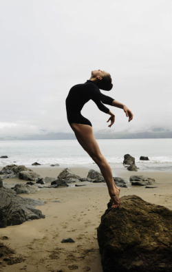 beach ballet | via Tumblr en We Heart It. http://weheartit.com/entry/74137732/via/earthadoe