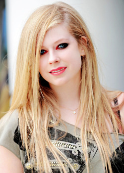 incredible-avril:  37/50 favorite pics from “Goodbye Lullaby