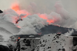 rorschachx:  Lava flows from a fissure on Fimmvörðuháls, turning