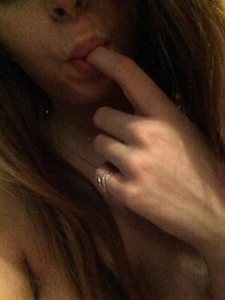 imjustawethornygirl:  Mm someone come replace my fingers with