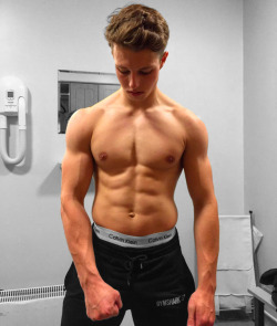 sixpackde:  https://www.tumblr.com/blog/sixpackde