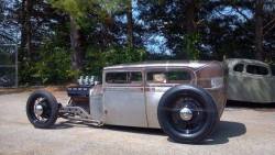 morbidrodz:  Check out this blog for more vintage cars, hot rods,