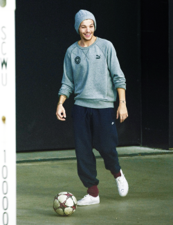 thomasbsangster-blog:  Louis Tomlinson plays soccer outside the