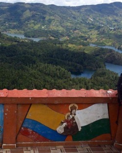 #guatape #pueblo #Colombia #elpenol #elpeñol #bigassrock at