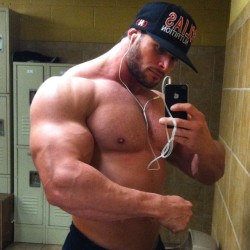 musclehunkymen:  Hot muscle Wesley Durden.