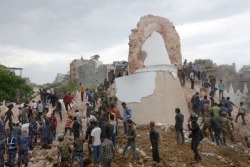 brophanbuscus:  A 7.9 magnitude earthquake has hit Nepal. It’s