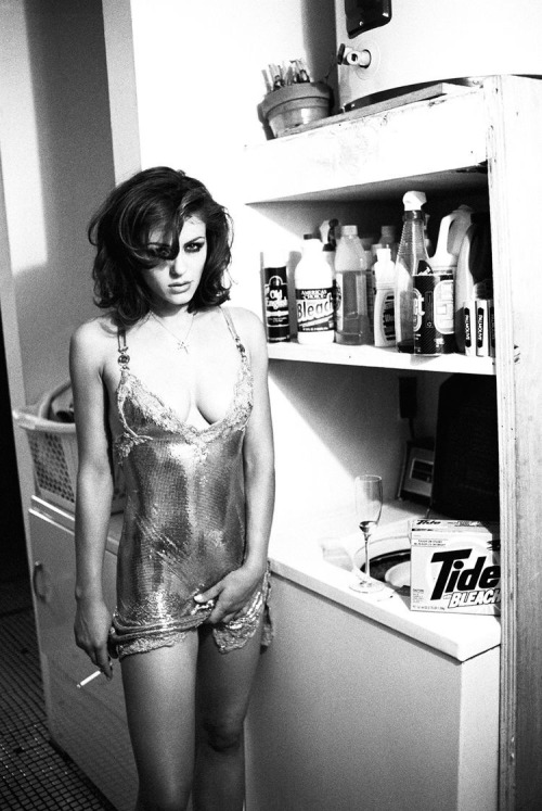 consulillo:    Elizabeth Hurley  by Ellen von Unwerth