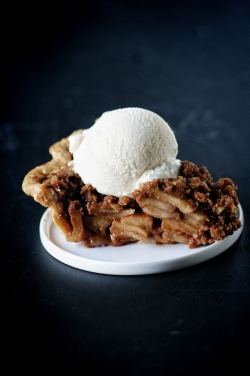 foodffs:  Caramel Apple Whiskey Crumble Pie Really nice recipes.