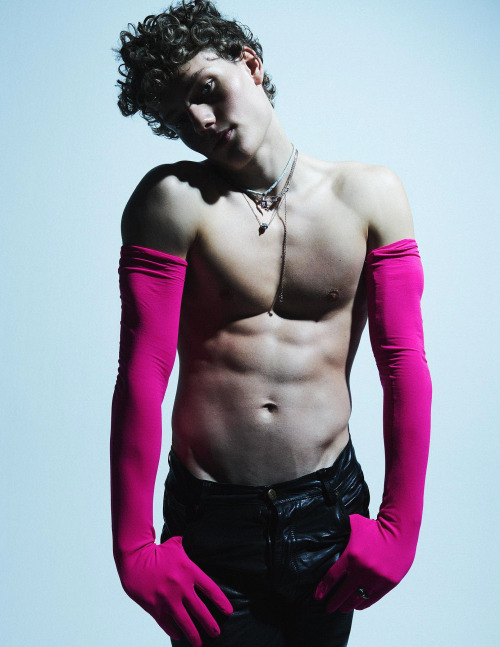 vogueman:  Caesar van den Idsert photographed by Ferry van der