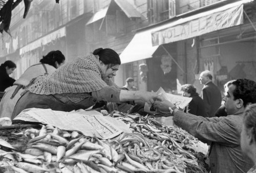 Henri Cartier-Bresson, Marché dans la rue Longue, Marseille,