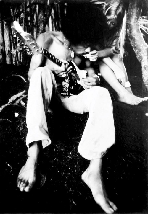 24kblk:  jimi hendrix by ron raffaelli before performing at the