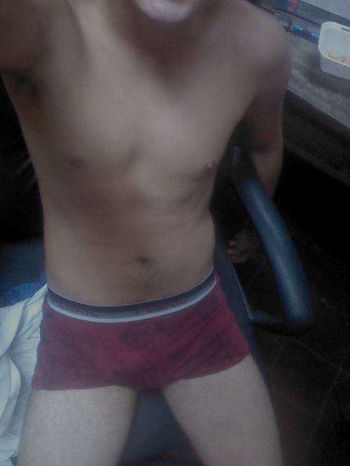 secretoschilenos:  Bryan 18 años de Santiago / ChileTodas las minas estan locas por el , tiene una cara de niño bueno, pero solo la cara jajajajaj. Muy rico y fantasía con tríos HMH