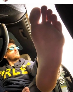 fan-de-pieds:  #gayfeet #menfeet #feetlicking #feetslave #feetvideo