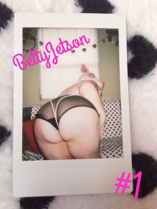 bettyjetson:  Want to be my valentine? Then get your hands on one of these cute polaroids from myÂ â€œPork Me!â€ Set! ฟ gets you one month of access to BettyJetson.com, one pic of your choice, and a personalized card! Email BettyJetsonBBW@gmail.com